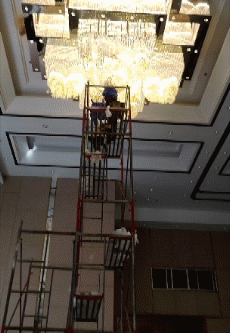 益阳南县滨江大酒店宴会厅清洗14盏大型水晶灯