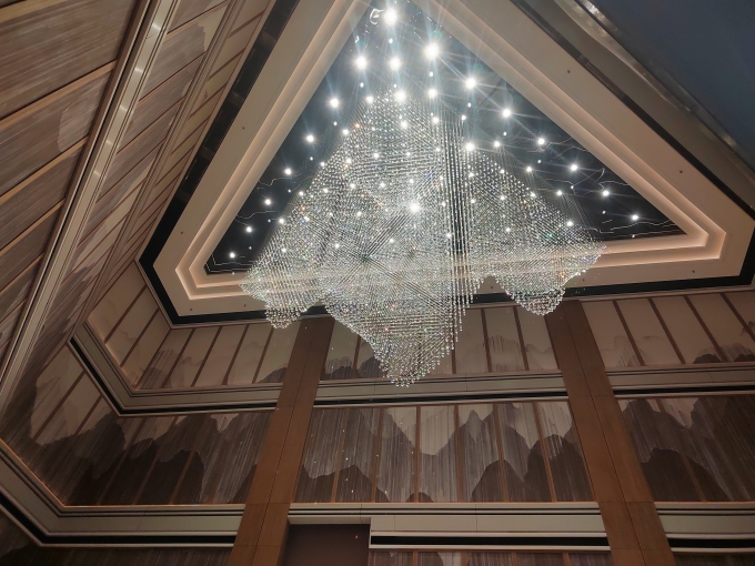 长沙君逸山水大酒店大堂15米高水晶灯是由湖南家美保洁服务有限公司清洗