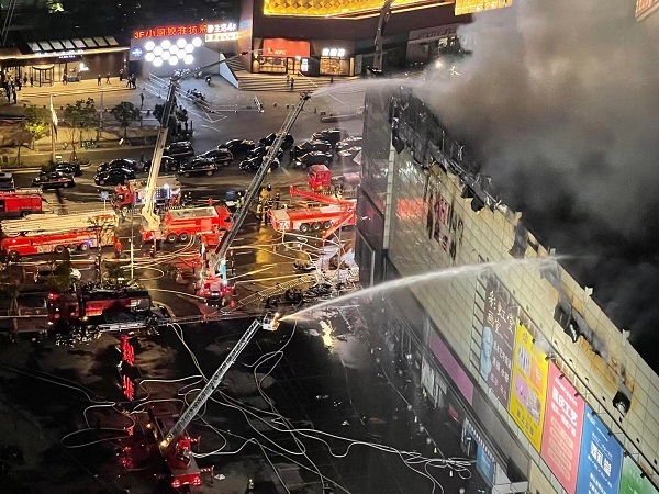 南京消防通报金盛商场火灾:明火于凌晨扑灭未造成伤亡