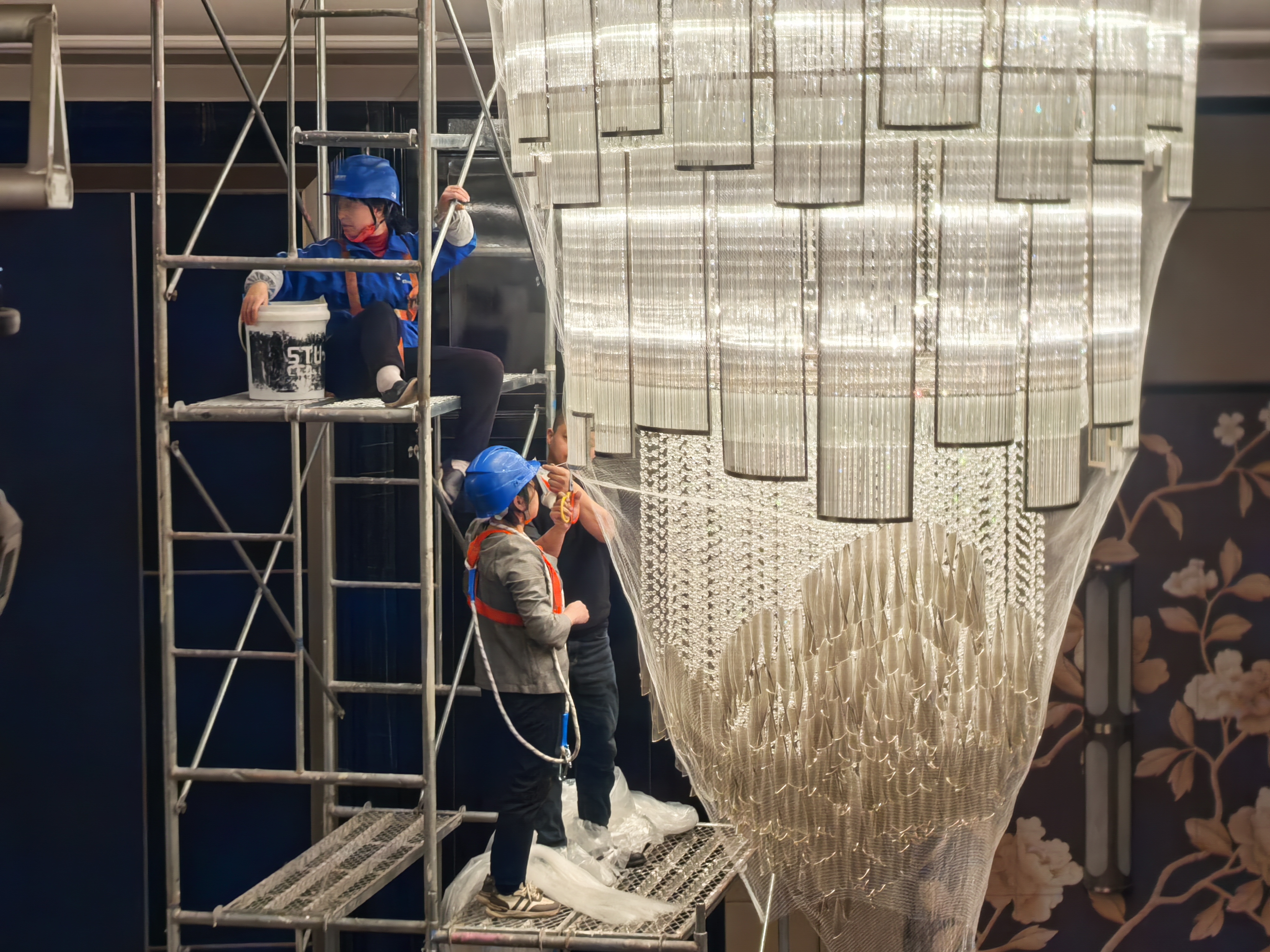 18盏水晶灯，8天极致守护！长沙瑞吉酒店清洗任务达成！